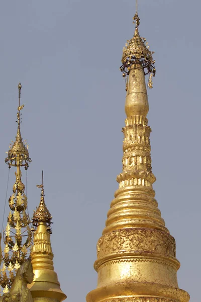 Buddhistiska templet komplex Shwedagon är en historisk symbol för buddhismen, Myanmar — Stockfoto