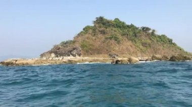 Tekneyle adaya, Ngapali, Myanmar görüntülemek
