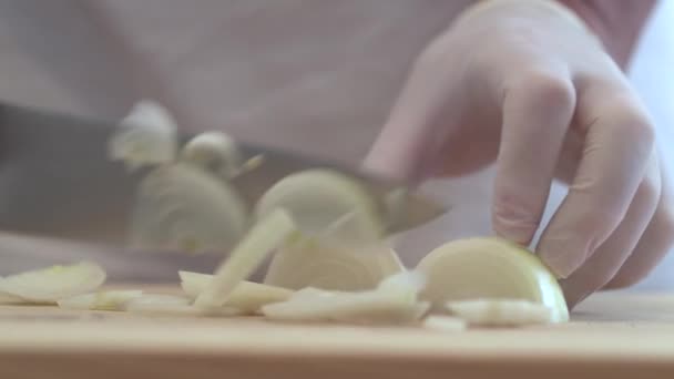 Beyaz Soğan Yarım Halkalar Daha Sonra Kullanmak Içinde Dilimleme Pişirme — Stok video