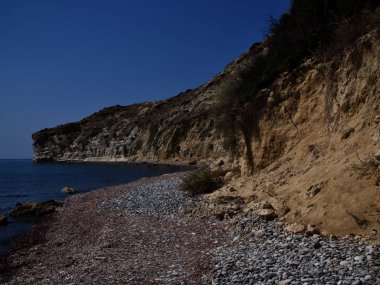 Kıbrıs Rum Kesimi 'nin Pissouri tatil beldesi kıyı manzarası