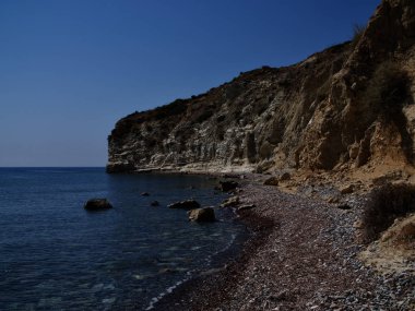 Kıbrıs Rum Kesimi 'nin Pissouri tatil beldesi kıyı manzarası