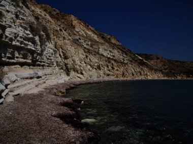 Kıbrıs Rum Kesimi 'nin Pissouri tatil beldesi kıyı manzarası