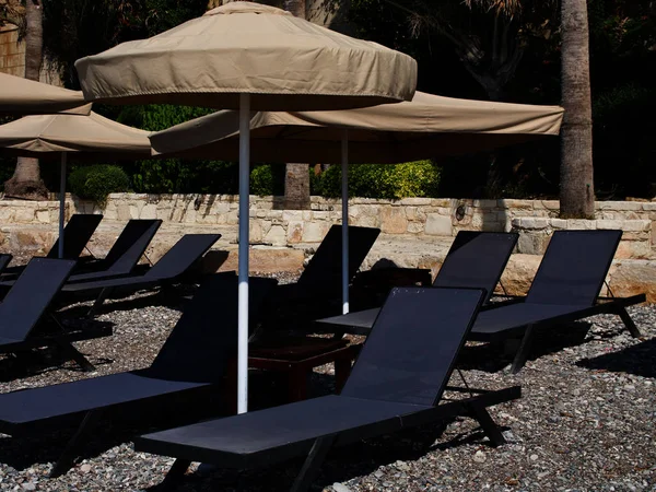Зонтики и шезлонги для отдыха на пляже — стоковое фото