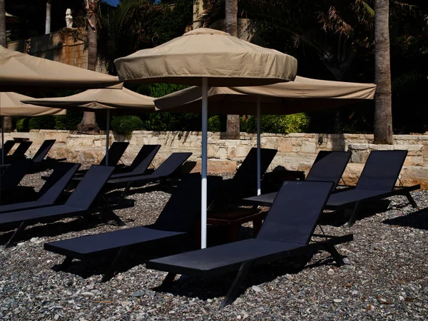 Sonnenschirme und Liegestühle zum Entspannen am Strand — Stockfoto