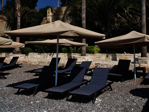 Sonnenschirme und Liegestühle zum Entspannen am Strand — Stockfoto