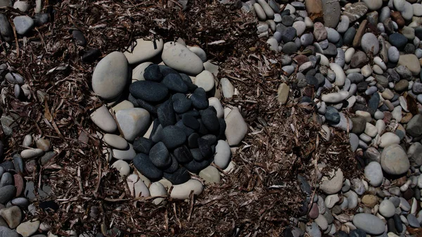 La figura de los círculos concéntricos en una playa de guijarros — Foto de Stock