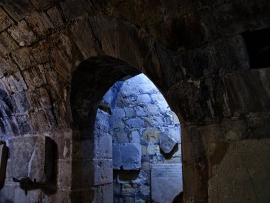 Antik bir kalenin temel öğeleri ve mimari detayları