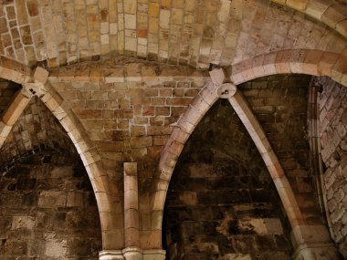 Antik bir kalenin temel öğeleri ve mimari detayları