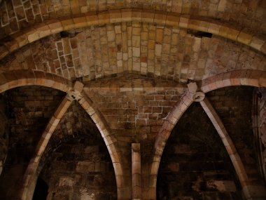 Antik bir kalenin temel öğeleri ve mimari detayları