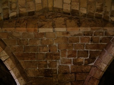 Antik bir kalenin temel öğeleri ve mimari detayları