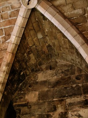 Antik bir kalenin temel öğeleri ve mimari detayları