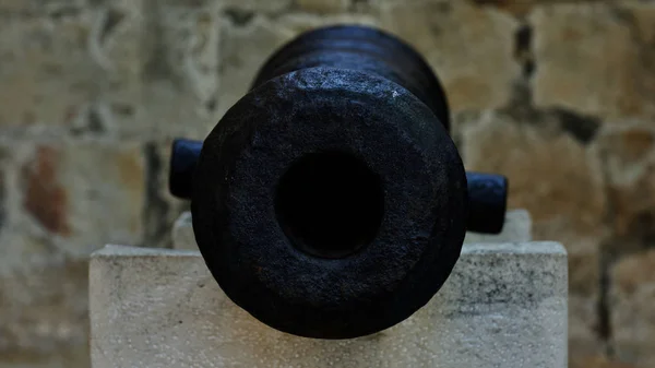 Ancient cannons of defense weapons in the old fortress — Stock Photo, Image