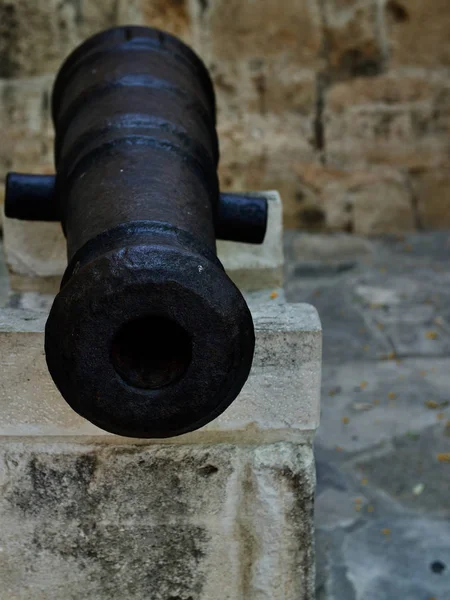 Antiguos cañones de armas de defensa en la antigua fortaleza — Foto de Stock