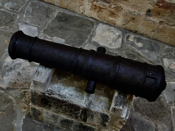 Αρχαία κανόνια αμυντικών όπλων στο παλιό φρούριο. — Φωτογραφία Αρχείου