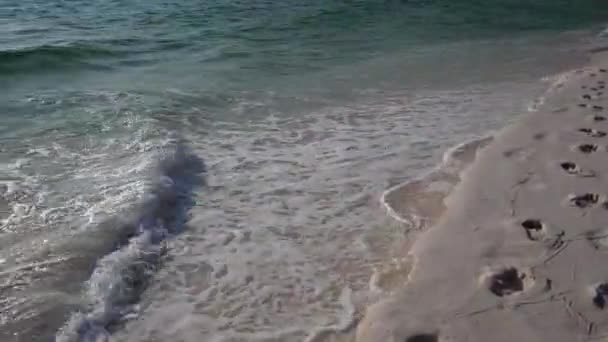 Vagues sur la plage sur les rives du Golfe du Cambodge, île de Rong 