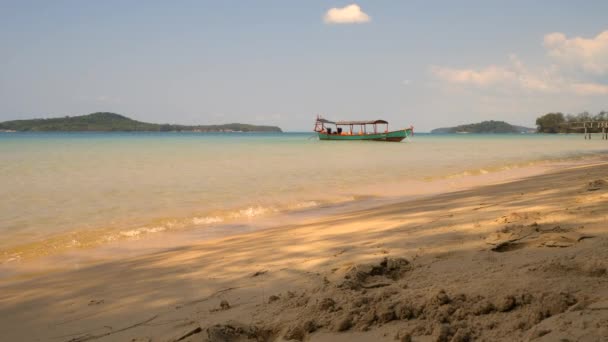 Traditionelles kambodschanisches Fischerboot vor der Küste der Insel Koh Takiev, Kambodscha — Stockvideo