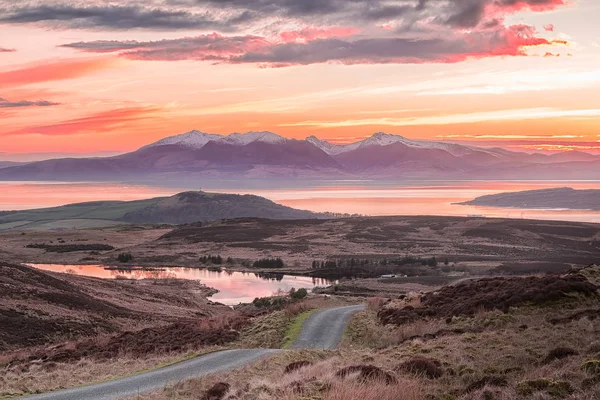 Fairlie Moor Road Reservoir en Arran in de verte alleen op Su — Stockfoto