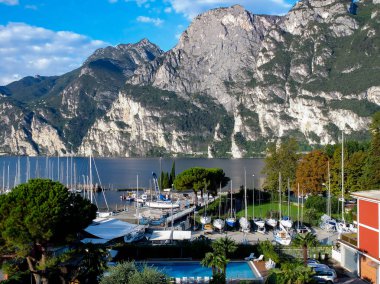 Dağ ve Marina Lake Garda İtalya