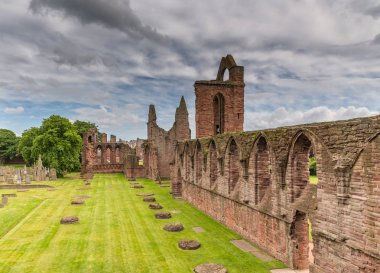 Arbroath Abbey bahçeleri ve mezarlığı