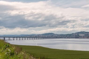  Dundee İskoçya Tay Köprüsü Accross yeşil alanlar