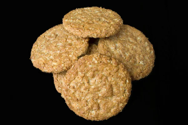 Yulaflı bisküvi üzerine siyah izole ahşap tahta üzerinde