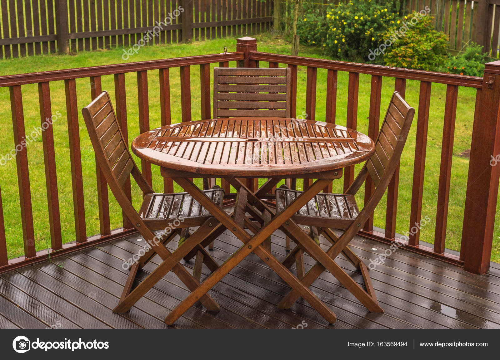 garden table and chairs