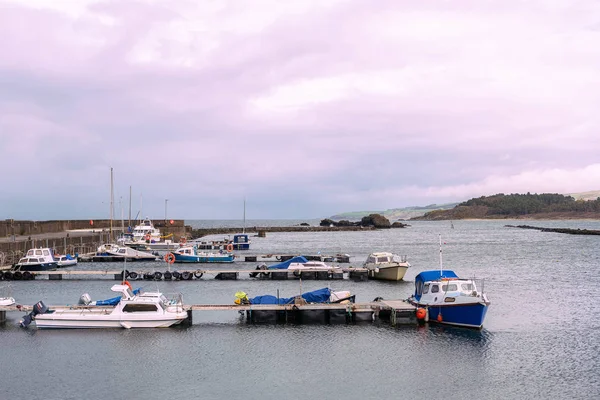 Barcos pequeños en el puerto de Doncellas cerca de Girvan Escocia — Foto de Stock