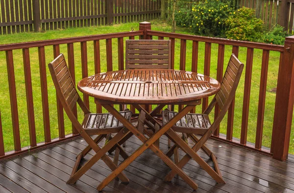 Tabela de jardim encharcada chuva & Cadeiras — Fotografia de Stock