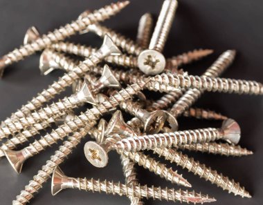 Karmakarışık ahşap vidalar