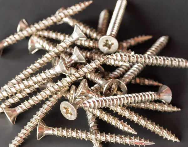 Karmakarışık ahşap vidalar