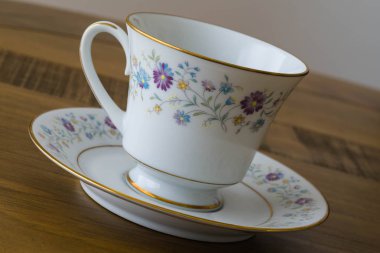 Antik çiçek coşarken çay fincanı ve tabağı