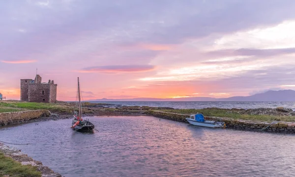 Κάστρο Portencross & δύο βάρκες Ayrshire Σκωτία. — Φωτογραφία Αρχείου