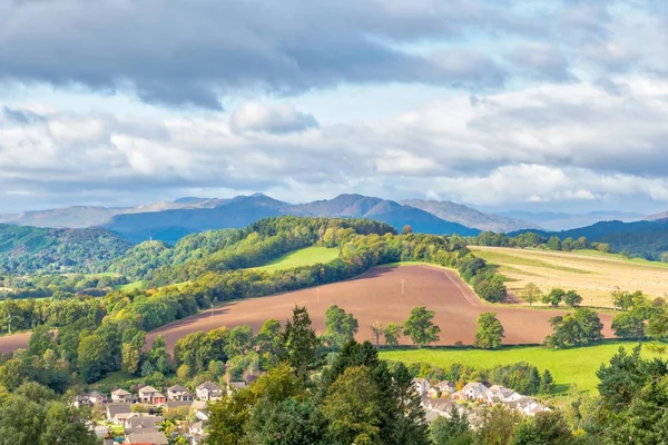 Crieff heuvel en nieuwe huisvesting Schotland — Stockfoto