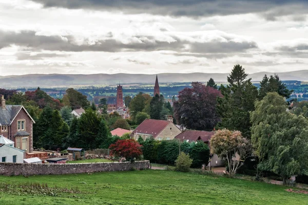 Ciudad escocesa de Crieff con las colinas de Perthshire en el Misty D — Foto de Stock