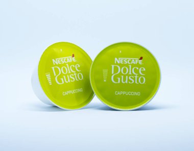 İki küçük Nescafe makine yedekler.