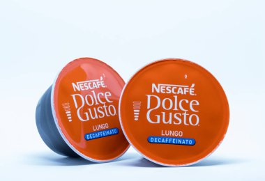 İki küçük Nescafe makine yedekler.