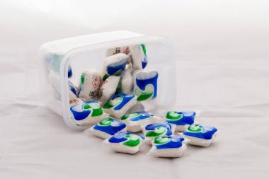 Persil bulaşık makinesi tablet üzerinde beyaz keten masa Cl dökülen kutusu