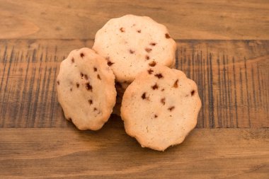 Cranbury çerezleri yığını üzerinde aşağı bakıyor.