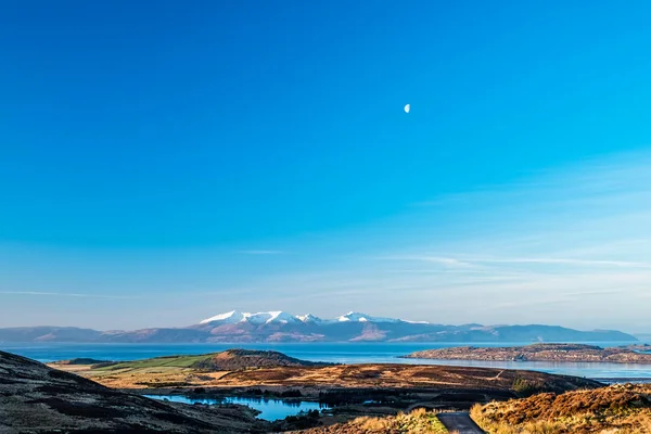 Winter Sun reflecteren op een koude Arran & kleine halve maan. — Stockfoto