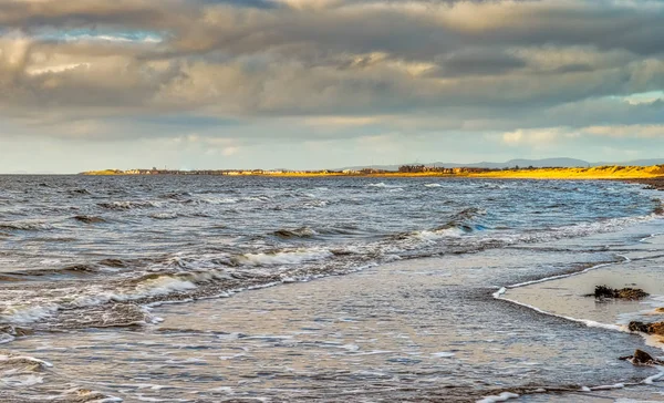 Naplemente tükrözve a Troon, miközben keresi át a Prestwick Bay — Stock Fotó