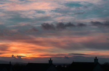 Largs Şubat gökyüzü üzerinde dramatik Rooktops