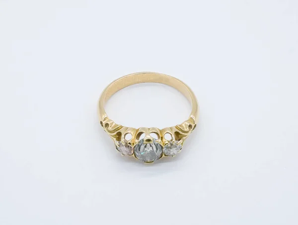 Dames antieke Gouden Ring drie stenen — Stockfoto