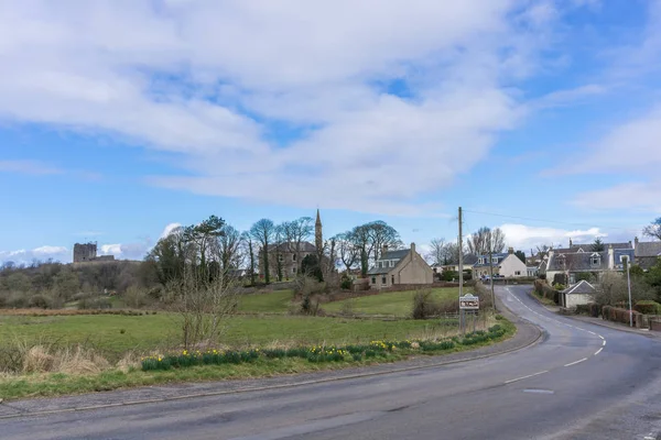 Dundonald slott och gamla kyrkan — Stockfoto