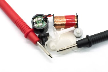 İki metre test probları ve bazı eski saat parçaları