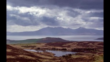 Hızlandırılmış İskoçya'da Arran tepelerin hemen önce yağmur yağdı. Tepeler endişeliyim ve hızlı yansımaları Fairlie ve Dalry Moore alanları arasında oynarken hareketli.