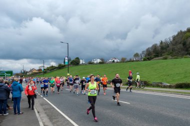 Koşucular ve seyirciler ilk Stirling maraton Scotla yol