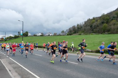 Stirling, İskoçya, İngiltere - 29 Nisan 2018: Stirling Kalesi'nin duvarları altında kendi başlangıç noktaları ayrılırken ilk Srirling Maratonu ve yarı maraton koşucular yol. Ne Sottish kentin bir yıllık olay olacak ilk.