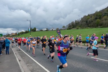 Stirling, İskoçya, İngiltere - 29 Nisan 2018: Stirling Kalesi'nin duvarları altında kendi başlangıç noktaları ayrılırken ilk Srirling Maratonu ve yarı maraton koşucular yol. Ne Sottish kentin bir yıllık olay olacak ilk.