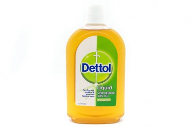 Bir pastic geri dönüşümlü şişe Dettol içeren 