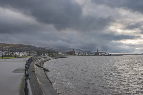Scottish Town of largs Guardando a Nord Lungo il ballo fino alla città — Foto Stock